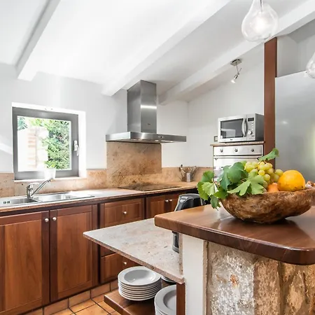 Llenyater By Mainvillas Less Than 1km From The Center Of פוינסה